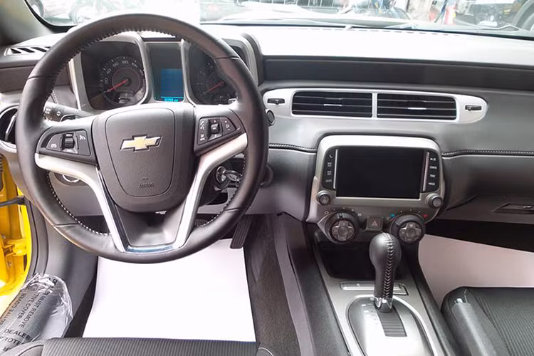 Dàn âm thanh Boston Acoustics 9 loa nối với đầu CD/MP3 và đầu cắm USB, kết nối bluetooth. Xe được trang bị điều hòa vẫn là loại chỉnh tay, hệ thống gương chỉnh điện, cửa sổ trời. Phía dưới cần số là cụm đồng hồ thể thao, hiển thị nhiệt độ dầu, nhiệt độ dầu hộp số, dòng điện và áp suất dầu bôi trơn.