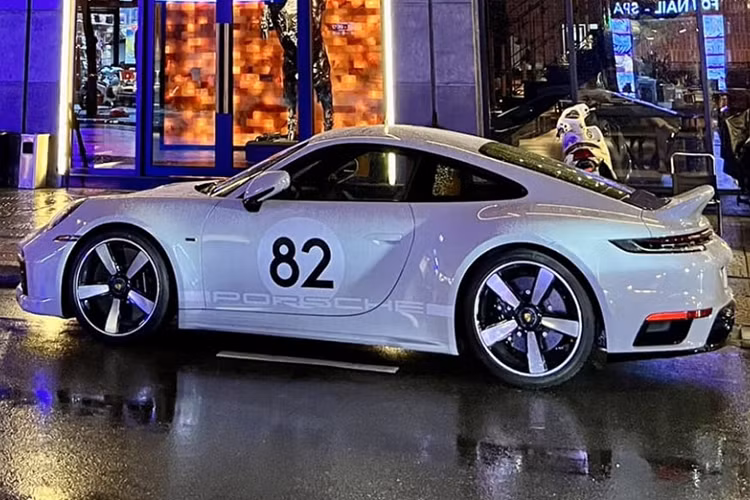 Bên trong, khoang lái của Porsche 911 Sport Classic mới vẫn mang đậm nét hoài cổ với ghế ngồi, táp-pi được trang trí với họa tiết Houndstooth và Pepita đặc trưng.