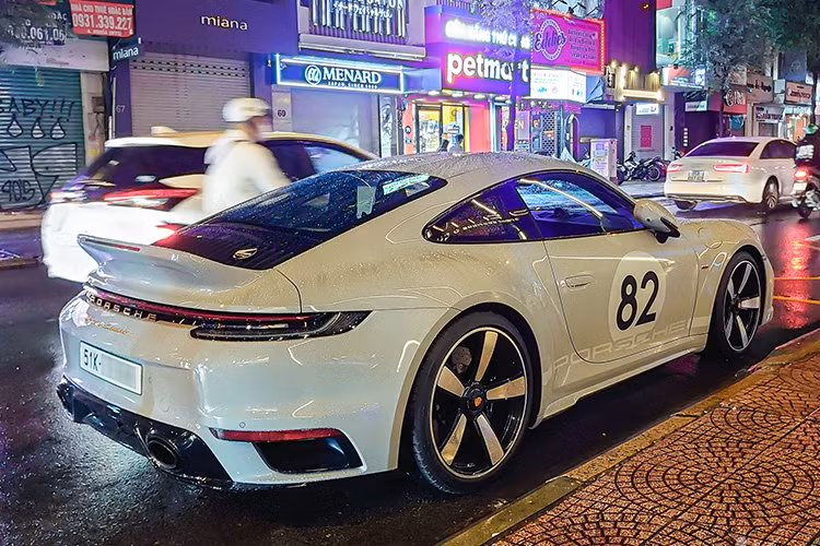 Ngoại thất Porsche 911 Sport Classic 2023 của Cường Đôla sở hữu phần thân rộng với các vòm bánh xe loe và cánh gió đuôi vịt phía sau lấy cảm hứng từ chiếc 911 Carrera RS của những năm 1970. Trong khi đó, phần mái bong bóng kép làm từ nhựa gia cố sợi carbon lại gợi nhớ đến chiếc Sport Classic thời 997.