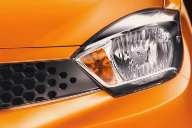 Về thiết kế, Tata Zica sở hữu phong cách khá thể thao với lưới tản nhiệt chia đôi loe rộng sang hai bên nối liền cặp đèn pha cách điệu và đèn sương mù với viền mạ crôm hình oval.