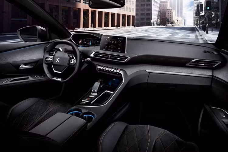 Nội thất của Peugeot 5008 thế hệ mới được thiết kế 7 chỗ ngồi kết hợp cùng với ngoại thất mang phong cách thiết kế i-Cockpit, tất cả chi tiết trên bảng taplo được đặt để và hướng về phía người lái. Các chi tiết nội thất với nhiều khu vực bọc da và viền kim loại tạo nên một không gian sang trọng và cao cấp cho Peugeot 5008.