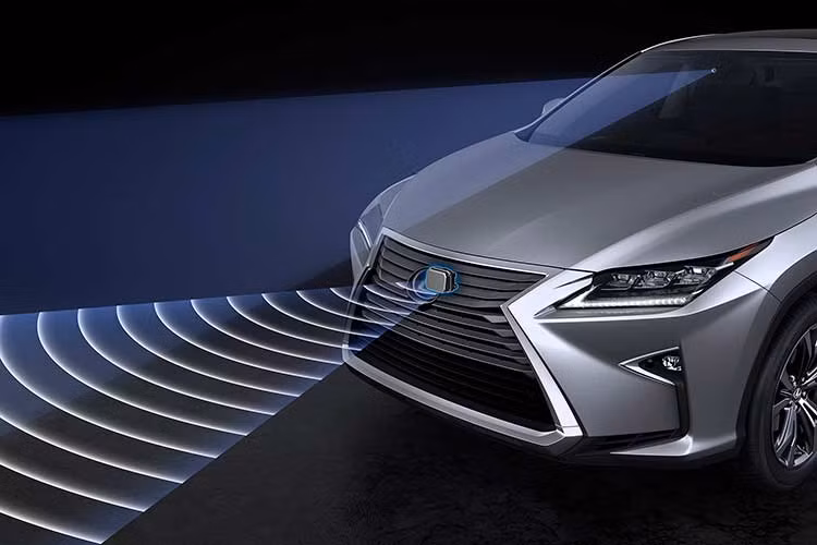 Với phiên bản còn lại là Lexus RX 450h mới ngoài trang bị tương tương tự trên bản RX 350L thì chiếc xe này sở hữu công nghệ Hybrid tiên tiến, kết hợp hộp số 6 cấp với động cơ xăng V6 3.5L và hai mô tơ điện, úng dụng công nghệ phun xăng trực tiếp D-4S tạo ra mô-men xoắn cực đại lên tới 335Nm tại tốc độ quay 4,600 vòng/phút.