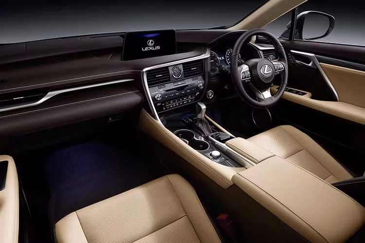 Các trang bị tiện nghi bên trong nội thất của mẫu xe sang Lexus RX L 2018 mới cũng không có sự thay đổi. Nội thất tiện nghi với triết lý lấy người sử dụng làm trung tâm: bảng táp lô ốp gỗ shimamoku, ghế bọc da semi-aniline cao cấp với vô lăng ba chấu thể thao được trang bị nhiều phím bấm tiện ích, màn hình trung tâm 12.3 inch.
