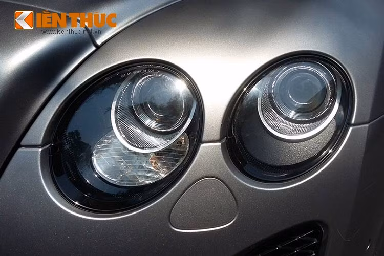 Xe sở hữu cụm đèn pha kép đầy cuốn hút. Bên cạnh đó, Bently Continental Supersports Convertible cũng thể hiện rõ sự khác biệt so với "người anh em cùng gia đình" là GTC Speed khi hai hốc gió trước được dựng đứng đầy phong cách.