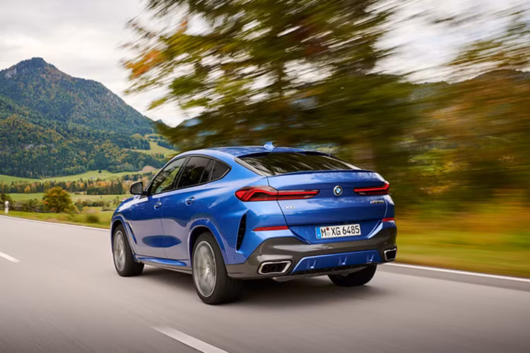 Tại thị trường Mỹ, giá xe BMW X6 2020 mới bán ra khởi điểm từ 64.000 USD (tương đương khoảng 1,48 tỷ đồng). Hiện tại, thế hệ cũ của BMW X6 tại Việt Nam đang được phân phối chính hãng duy nhất phiên bản xDrive 35i đi kèm với giá bán 3,969 tỷ đồng.
