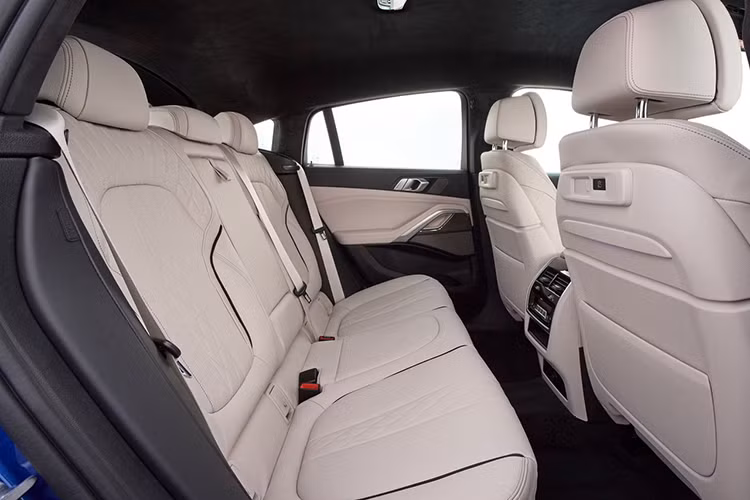 Khả năng cao, BMW X6 thế hệ mới sắp tới sẽ được phân phối tại Việt Nam phiên bản: sDrive40i và xDrive40i. Cả hai phiên bản “40i” này sử dụng động cơ 6cyl thẳng hàng dung tích 3.0L tăng áp cho công suất tối đa 335 mã lực và mô men xoắn cực đại đạt 447Nm. Làm so sánh, X6 “40i” mạnh hơn khoảng 33hp + 47 Nm so với thế hệ cũ.