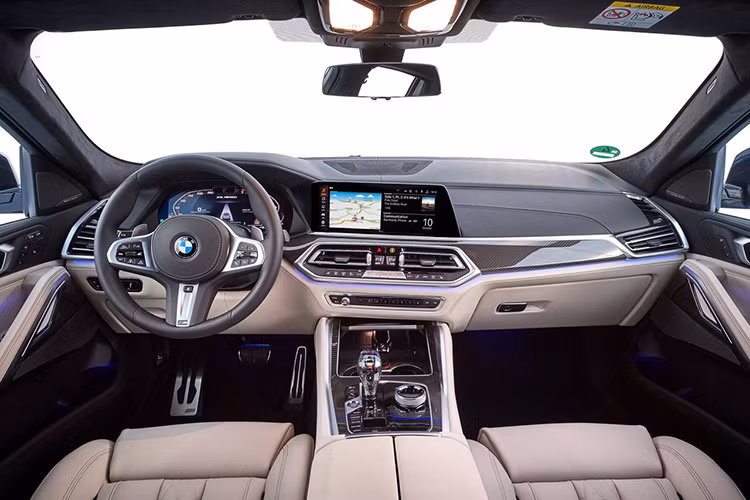 Tiếp đến, nội thất của mẫu xe BMW X6 thế hệ mới cũng sở hữu một số chi tiết nâng cấp theo gói M Sport như vô-lăng 3 chấu có logo “M” giống trên mẫu BMW 330i M Sport. Bảng đồng hồ kỹ thuật số cũng như màn hình giải trí trung tâm đều có kích cỡ 12,3 inch.