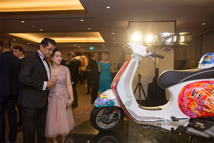 Theo hoạ sĩ Lê Kinh Tài, bức tranh trên chiếc xe Vespa Sprint độc đáo này được vẽ bằng một giải cấu trúc các hình thái chuyển động có được từ không gian, thời gian, nhưng không bằng thời gian vận động cơ học mà bằng những cảm nhận trực quan để lý giải các bước chuyển hóa từ “sự có mặt đến sự trưởng thành”.