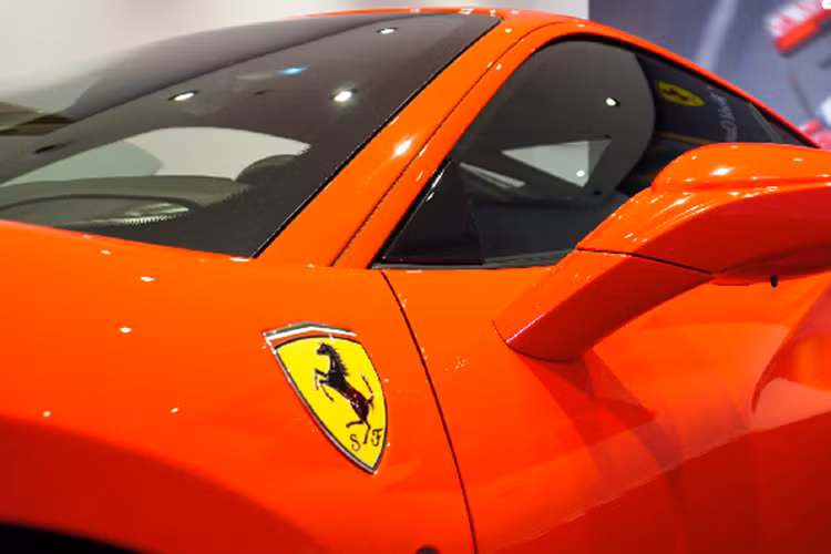 Ferrari F8 Tributo của Cường Đô la mới nhận bàn giao được xem "là cầu nối tới một ngôn ngữ thiết kế mới". Mẫu xe này được sinh ra nhằm thay thế dòng siêu xe Ferrari 488 GTB và thừa hưởng nhiều thiết kế cũng như "nội công" từ mẫu xe hiệu suất cao Ferrari 488 Pista.