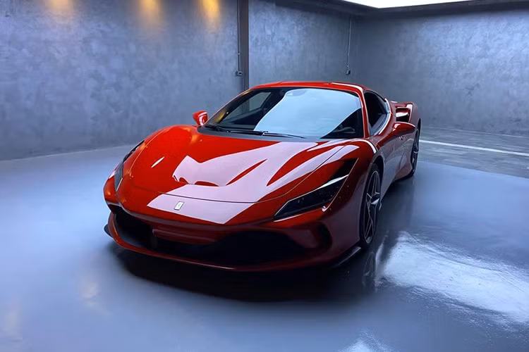 Vào trưa hôm nay, ngày 10/5/2020, đại gia siêu xe Cường Đô la đã chia sẻ hình ảnh garage trong biệt thự của mình có thêm một thành viên mới đó chính là chiếc siêu xe Ferrari F8 Tributo khiến không ít người yêu xe và cả những bạn bè của anh cũng bất ngờ. Hiện đây cũng chính là chiếc Ferrari F8 Tributo đầu tiên ở Việt Nam có người đặt mua. Hai chiếc về Việt Nam trước đó được nhập khẩu chính hãng.