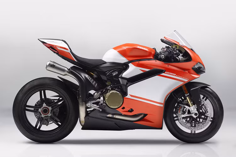 Xuất hiện lần đầu tại triển lãm môtô EICMA 2016, chiếc superbike với sức mạnh 215 mã lực này đã khiến không ít người hâm mộ nức lòng chờ đợi. Đúng như tên gọi của nó, Superleggera trong tiếng Ý có nghĩa là ‘siêu nhẹ’, mẫu siêu môtô của hãng Ducati này có trọng lượng vỏn vẹn 150 kg, nhẹ nhất trong số những chiếc superbike của hãng.