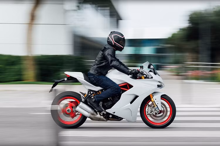 Sẽ chính thức ra mắt tại thị trường vào tháng 4 năm nay, mẫu xe thể thao Ducati SuperSport có giá bán tại nước ngoài khoảng 12.995$ cho Ducati SuperSport 2017 phiên bản thường và 14.795$ cho bản Ducati SuperSport S 2017 với nhiều đồ chơi hàng hiệu hơn. 