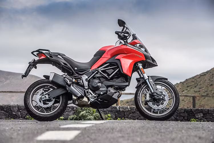 Cũng xuất hiện tại triển lãm môtô EICMA 2016, nhà Ducati đã giới thiệu đến người hâm mộ một phiên bản giá rẻ của mẫu xe adventure Multistrada 1200 với tên gọi Ducati Multistrada 950 2017. Về thiết kế tổng thể, Multistrada 950 không có sự khác biệt khi so với mẫu xe đàn anh Multistrada 1200.