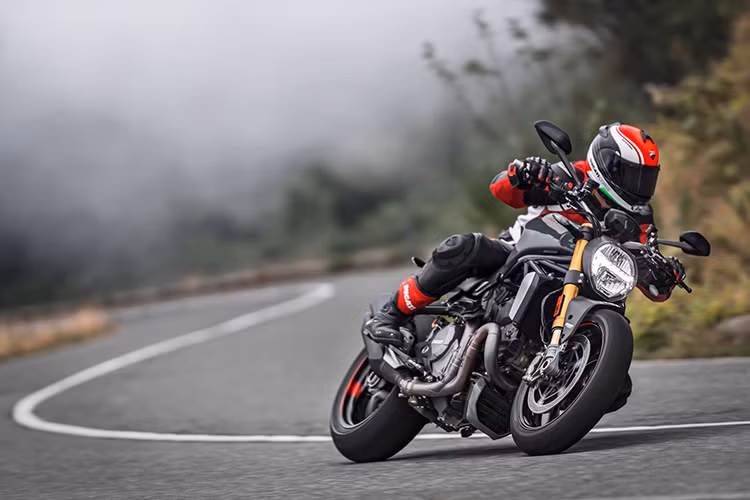 Nâng cấp quan trọng nhất của Ducati Monster 1200 2017 là khối động cơ Testastretta L-Twin, góc nghiêng 11 độ, được tăng thêm 15 mã lực ở phiên bản tiêu chuẩn và 5 mã lực ở bản S thể thao hơn. “Quái thú” đã được bày bán trên thị trường từ đầu năm nay với mức giá khởi điểm từ 14.695 USD cho phiên bản thường.
