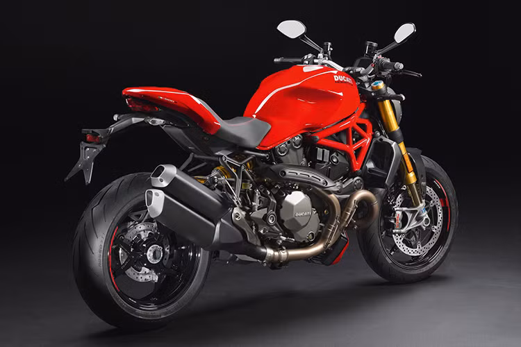 Sau bao nhiêu ngày mong ngóng chờ đợi kể từ EICMA 2016 thì sắp tới đây, các fan hâm mộ của Ducati cũng sẽ có cơ hội sở hữu quái thú Ducati Monster 1200 thế hệ 2017 bằng xương bằng thịt. Không hổ danh là mẫu xe được săn đón nhất, Monster 1200 2017 được nhà Ducati ưu ái cải tiến, nâng cấp không chỉ về động cơ mà còn về ngoại hình.
