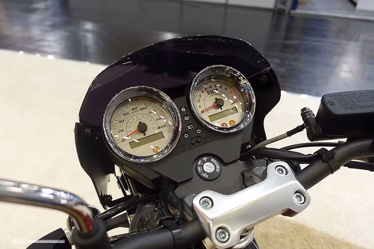 Không giống như người tiền nhiềm 125 nhỏ bé trước đây, mẫu xe 300cc mới này được trang bị cụm đồng hồ công tơ mét "hoành tráng", với hai đồng hồ hiển thị tốc độ bên trái và tua máy bên phải. Mỗi đồng hồ đều có một màn hình kỹ thuật số cỡ nhỏ cùng các thống số được báo đầy đủ, chi tiết...