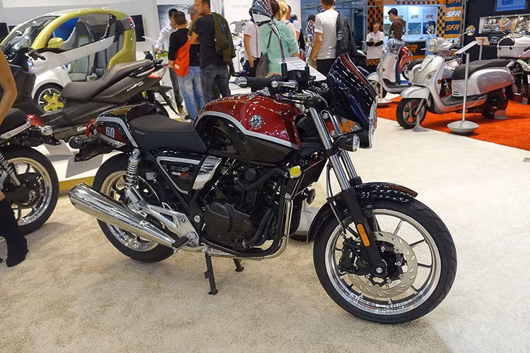  "Sói mới" Wolf 300 nổi bật với kiểu dáng cổ điển và có đến 2 phong cách là Classic và Cafe Racer cho khách hàng lựa chọn. Mang phong cách cổ điển, cá tính và đặc biệt là ưu thế "cá nhân hoá" dành cho người sử dụng cũng được hãng xe Đài Loan - SYM khai thác triệt để trên mẫu xe này.