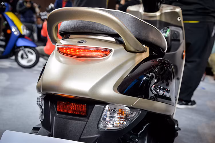 Đuôi xe được Yamaha tại Đài Loan làm mới với hệ thống đèn hậu thon gọn và đèn xi nhan đặt phía dưới dè sau. Tất cả đều là dạng đèn led hiện đại. Yên xe thiết kế vừa tầm, rộng đủ dùng cho hai người. Tay xách của xe cũng khá lớn, tiện dùng cho phụ nữ khi dắt xe lên xuống...