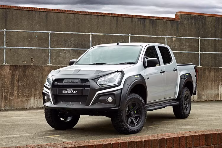Có giá bán đắt gấp đôi bản thường tại thị trường Anh quốc, mẫu xe bán tải Isuzu D-Max XTR tự hào với khả năng off-road nâng cấp nhờ được trang bị hệ thống treo Pedders tùy biến, bodykit tinh chỉnh.