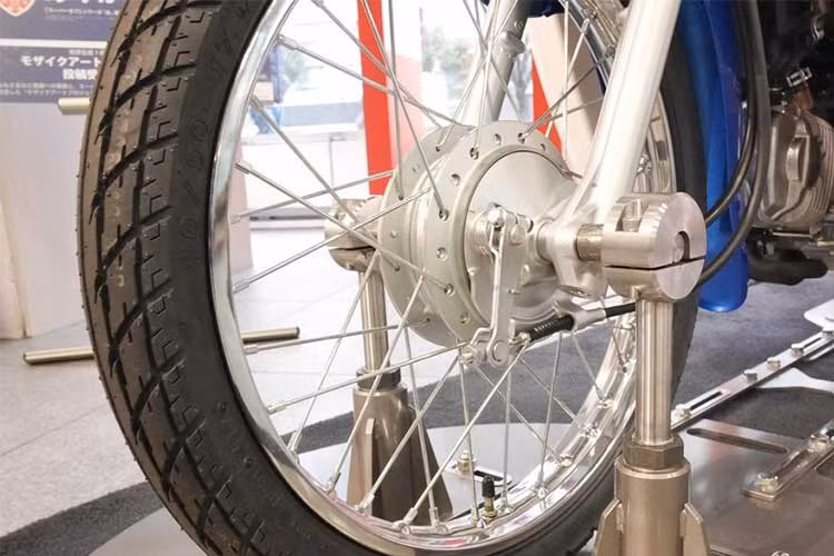Hệ thống treo của xe bao gồm phuộc ống lồng trước và giảm xóc đôi sau. Xe được trang bị mâm 17 inch sử dụng phanh dạng tang trống trên cả 2 bánh. Kích thước tổng thể của Honda Super Cub phiên bản mới bao gồm; 1.775 mm dài, 660 mm rộng, 960 mm cao.