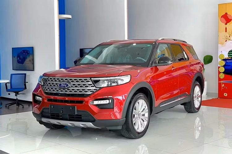 Ford Explorer lan dau giam gia soc tai dai ly, toi 440 trieu dong