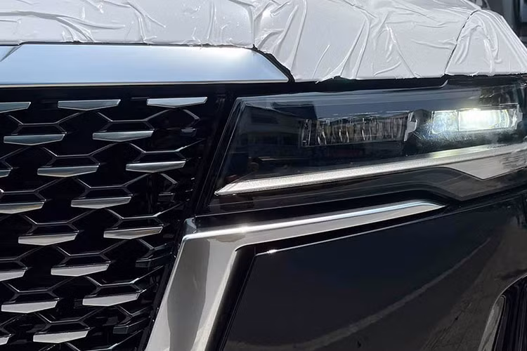 Phần đầu của khủng long Cadillac Escalade 2021 là cặp đèn pha/cos nối liền lưới tản nhiệt cũng tạo vẻ thống nhất khi nhìn trực diện mẫu xe này. Dĩ nhiên, là phiên bản cao cấp nên xe được trang bị công nghệ đèn Full LED, cùng với đó là dải đèn định vị ban ngày tách biệt, kéo dài tạo thành hốc gió phía trước.