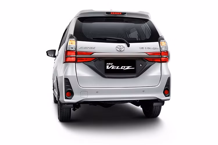 Ở phiên bản nâng cấp facelift mới, Toyota đã sửa đổi kiểu dáng xe khiến nó trở nên sang trọng hơn trước, phần đầu xe sở hữu mặt ca-lăng ấn tượng được lấy cảm hứng từ đàn anh Toyota Alphard, đèn sương mù phía trước, ăng-ten vây cá mập và cánh lướt gió là trang bị tiêu chuẩn.