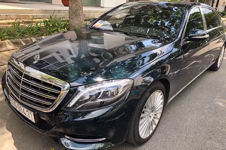 Xe có chiều dài tổng thể 5.457 mm, rộng 1.899 mm và cao 1.498 mm. So với bản tiên chuẩn, Maybach S400 dài hơn khoảng 200 mm. Lưới tản nhiệt 3 thanh ngang mạ crôm và đèn pha LED. Đuôi xe có sự khác biệt so với bản tiêu chuẩn ở cặp ống xả kép AMG mạ crôm hay dòng chữ Maybach.