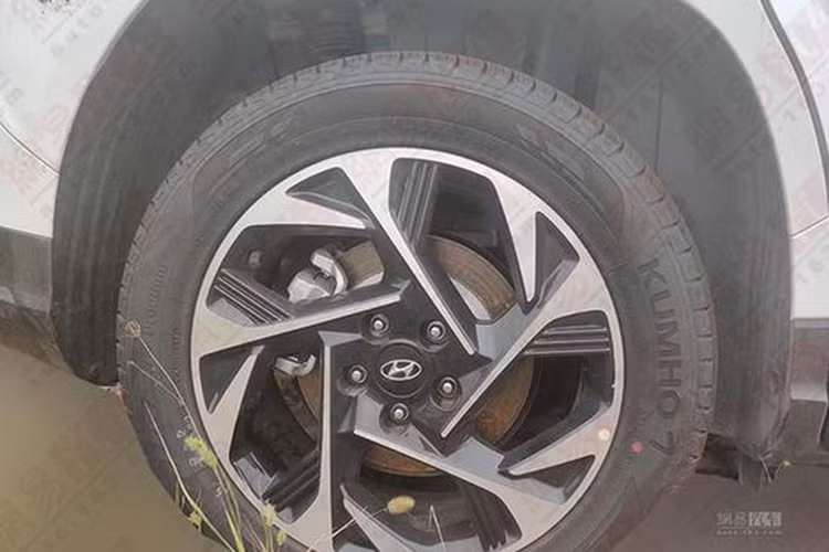 Nằm hai bên lưới tản nhiệt của Hyundai Custo là cụm đèn pha thanh mảnh. Ngoài ra, mẫu MPV này còn có hốc đèn sương mù hình thang với viền kim loại trang trí. Mâm xe được thiết kế cách điệu khá đẹp mắt.