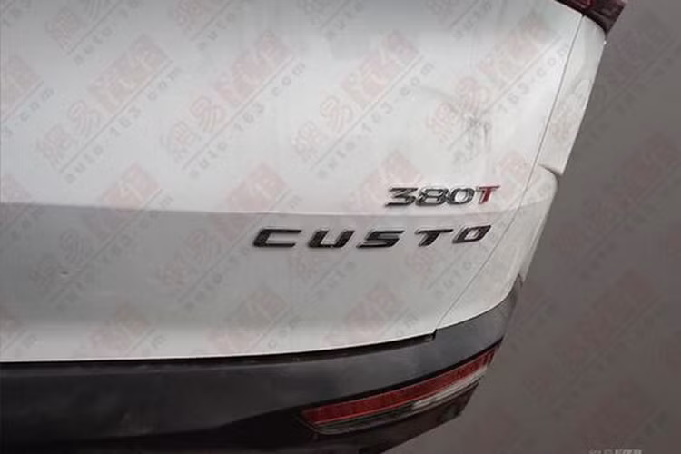Trên đầu xe, Hyundai Custo hoàn toàn mới đi kèm lưới tản nhiệt cỡ lớn, được tạo hình theo ngôn ngữ thiết kế mới của thương hiệu Hyundai. Lưới tản nhiệt này trước đó đã được sử dụng cho một số mẫu xe Hyundai đời mới như Elantra 2021. Trong thời gian tới, Hyundai Tucson 2021 cũng sẽ được áp dụng lưới tản nhiệt tương tự.