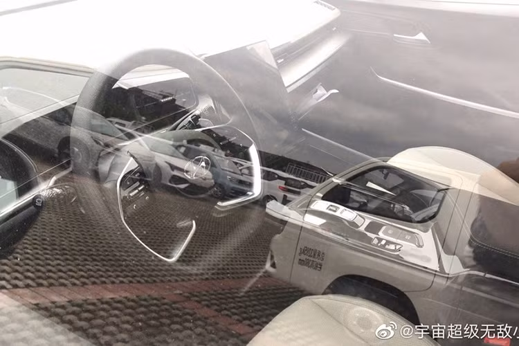 Bên trong, Hyundai Custo dự kiến sẽ đi kèm nội thất 6 chỗ hoặc 7 chỗ. Có vẻ như hãng Hyundai không hề có ý định tận dụng thiết kế của Kia Sedona 2021 để áp dụng cho Custo. Điều này được thể hiện rõ qua thiết kế vô lăng và ốp mặt cửa. Trong đó, vô lăng được thiết kế vát đáy thể thao tương tự loại dùng cho Hyundai Creta 2020.