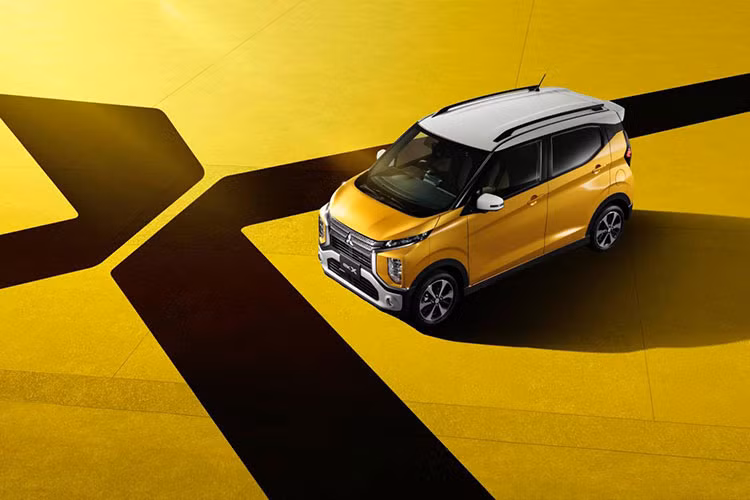 Đằng sau, Mitsubsihi eK X 2019 được trang bị cụm đèn hậu nằm dọc, cản sau màu bạc, đèn phản quang nằm ngang và cánh gió mui. Cuối cùng là nẹp bằng nhựa bao quanh thân xe và giá nóc màu đen theo phong cách xe crossover. Xe được tang bị bộ vành hợp kim 6 chấu kép phối 2 màu thể thao.