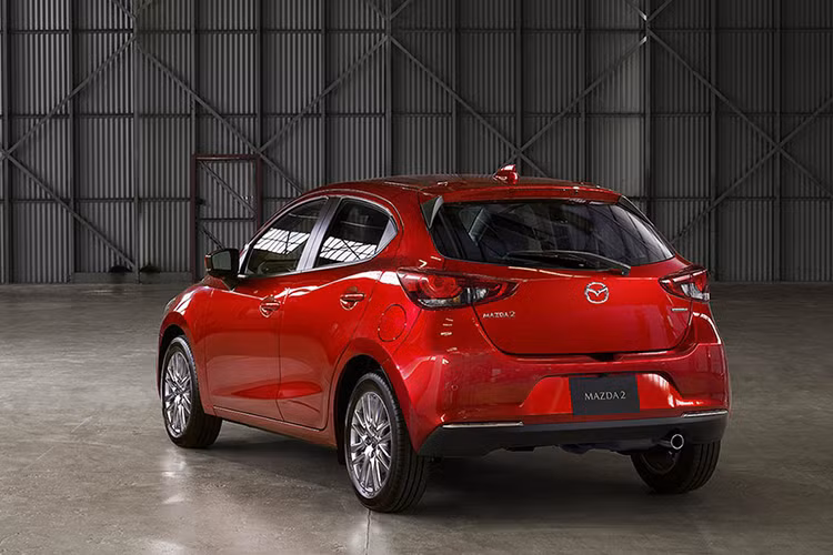 Thứ hai là động cơ diesel Skyactiv-D 4 xi-lanh, dung tích 1,5 lít với công suất tối đa 105 mã lực và mô-men xoắn cực đại 250 Nm. Cả hai động cơ đều kết hợp với hộp số tự động 6 cấp.