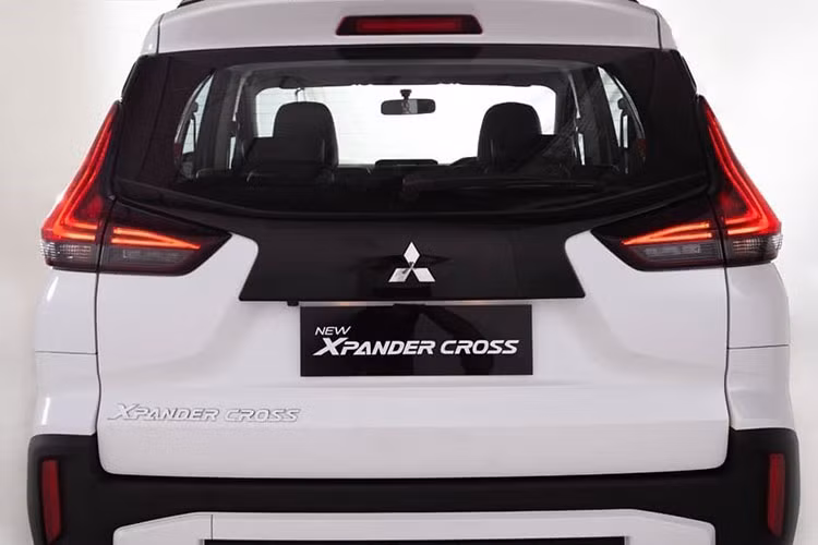 Trên đầu xe, Mitsubishi Xpander Cross 2022 vẫn được trang bị lưới tản nhiệt, đèn pha, đèn LED định vị ban ngày, hốc gió trung tâm, đèn sương mù và tấm ốp gầm phía trước như cũ. Hãng Mitsubishi chỉ bổ sung tem chữ nổi "Xpander Cross" màu đen trên trên nắp ca-pô, sát với lưới tản nhiệt, cho mẫu MPV lai SUV này.