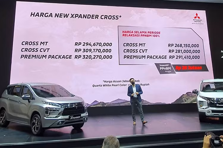 Tại thị trường Indonesia, Mitsubishi Xpander Cross 2022 sẽ có 3 bản trang bị là Premium Package CVT, CVT và MT cùng 5 màu sơn, bao gồm trắng, bạc (mới), đen, xám cũng như cam. Trong khi đó, nội thất của xe sẽ có 1 màu là đen phối xanh đậm.