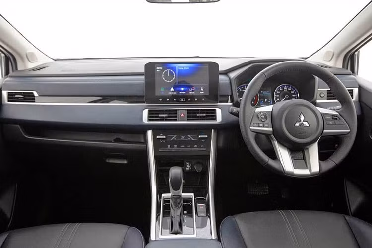 Bên trong Mitsubishi Xpander Cross 2022 là không gian nội thất phối 2 màu và mặt táp-lô có nhiều chi tiết nằm ngang, tạo cảm giác rộng rãi hơn, giống với Xpander mới. Mitsubishi Xpander Cross 2022 cũng có vô lăng mới và màn hình thông tin giải trí dạng cảm ứng tăng kích thước lên 9 inch. Trong khi đó, hệ thống điều hòa đi kèm màn hình hiển thị LCD và nút chỉnh dạng cuộn mới.