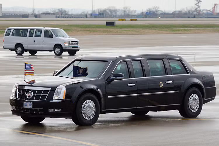 Một số chi tiết mới cũng "phù hợp" với xe chở VIP được trang bị như cửa gia cố, kính siêu dày cường lực chống đạn, công nghệ chống bom điện tử EMP hay hệ thống lọc không khí phòng chống bom sinh học...