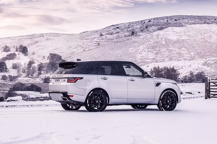 Không chỉ là mẫu xe mild hybrid đầu tiên tới từ Jaguar Land Rover, Range Rover Sport HST cũng đồng thời là dòng xe tiên phong được trang bị động cơ 6 xi-lanh thẳng hàng 3.0l Ingenium hoàn toàn mới. Cỗ máy này giúp chiếc xe tăng cường hiệu suất, sự tinh tế và phản ứng linh hoạt, khả năng cân bằng tốt hơn cùng với việc tiết kiệm nhiên liệu được cải thiện đáng kể so với động cơ xăng V6 trước đây.