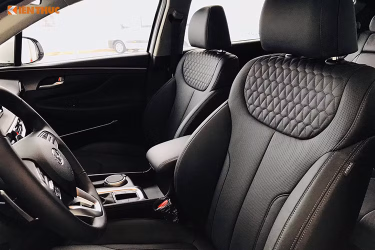 Tại Việt Nam, Hyundai SantaFe 2019 được phân phối với 6 phiên bản và 6 lựa chọn màu sắc gồm đen, trắng, đỏ đô, bạc, vàng cát và xanh dương. Cùng với đó là 2 phiên bản động cơ. Động cơ xăng Theta II 2,4 lít cho công suất 188 mã lực tại 6.000 vòng/phút và mô-men xoắn 241 Nm tại 4.000 vòng/phút, đi kèm với hộp sô tự động 6 cấp Shifttronic.