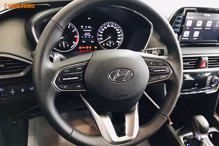 SantaFe 2019 sở hữu một không gian nội thất sang trọng, nổi bật là màn hình trung tâm 8 inch đi kèm bộ xử lý tín hiệu Arkamys Premium Sound cho 6 loa cùng nhiều tiện nghi cao cấp khác... Các trang bị an toàn của xe cũng được nâng cấp mạnh mẽ hơn so với các phiên bản trước đây.