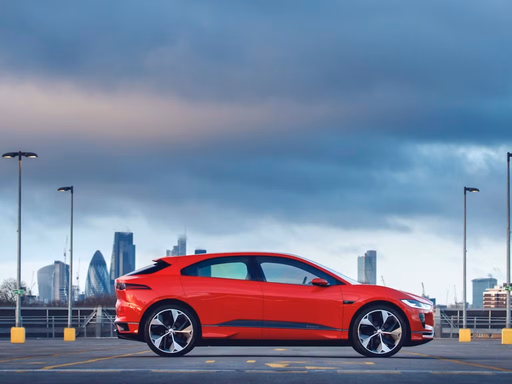Mẫu crossover thuần điện là đối thủ cạnh tranh với Tesla Model X. Đây cũng là chiếc xe điện đầu tiên của thương hiệu Anh quốc. Jaguar I-Pace chạy điện sở hữu 2 động cơ điện cho tổng công suất 394 mã lực và mô men xoắn 696 Nm. Ắc quy lithium-ion 90 kWh đặt thấp giữa 2 trục. Khả năng tăng tốc 0-100 km/h chỉ trong 4,5 giây, tầm hoạt động tối đa của xe mỗi lần sạc đầy ước tính khoảng 480 km.