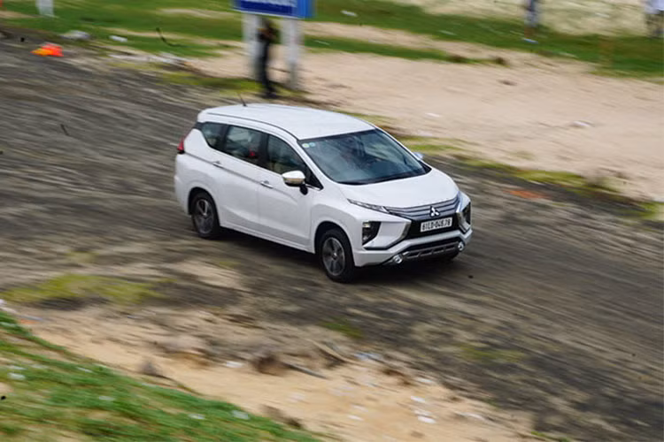Với mức giá cao hơn, Kia Rondo được ưu ái trang bị những tiện nghi an toàn cao cấp như hệ thống ổn định thân xe, chức năng khóa cửa tự động theo tốc độ, phanh tay điện tử và 6 túi khí bảo vệ. Trong khi đó, Xpander mới được trang bị phanh đĩa trước/tang trống sau, 2 túi khí, phanh ABS, phanh điện tử EBD, trợ lực phanh BA, hỗ trợ khởi hành ngang dốc HSA và cân bằng điện tử ASC. Bản số tự động có thêm camera lùi.