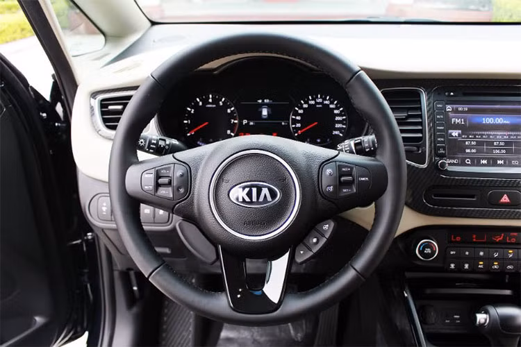 Kia Rondo GATH 2018 trang bị các tiện nghi khá cao cấp. Ghế lái của Kia Rondo được trang bị chỉnh điện 10 hướng và có đệm đỡ bắp chân chỉnh điện cao cấp. Cả hai mẫu xe đều sở hữu hàng ghế thứ hai cực kỳ linh hoạt, có thể trượt lên/xuống để cân đối không gian cho hàng ghế thứ ba. Hệ thống giải trí DVD có tích hợp thêm GPS, điều hòa tự động 2 vùng độc lập, cửa sổ trời toàn cảnh panoramic…