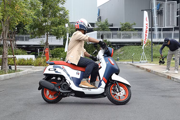 Xe vẫn được trang bị giảm xóc trước ống lồng, giảm xóc sau lò xo. Phanh đĩa trước và phanh tang trống được trang bị hệ thống phanh kết hợp UBS nhằm phân bổ lực phanh đều cho hai bánh, đem tới sự ổn định hơn khi vận hành.
