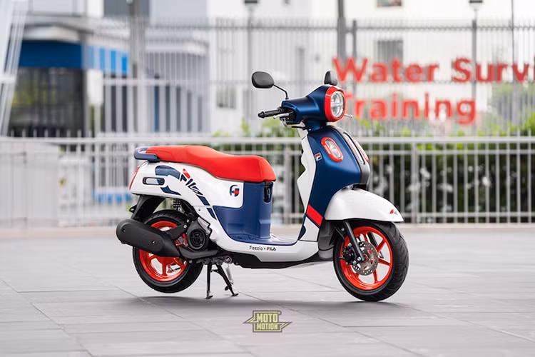 Mẫu xe ga Yamaha Fazzio x Fila Limited Edition 2024 mới ra mắt tại thị trường Thái Lan là kết quả hợp tác của hãng xe Nhật với thương hiệu thời trang thể thao danh tiếng Fila đến từ Ý.