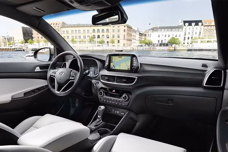 Về nội thất, phiên bản Santa Fe Inspiration được hãng xe ôtô Hyundai trang bị ghế ngồi bọc da Nappa cao cấp, xe sử dụng kính cách âm ở cửa trước. Về động cơ, các khách hàng khi mua Santa Fe Inspiration có 3 lựa chọn động cơ gồm: Động cơ xăng 4 xy-lanh thẳng hàng (I4) dung tích 2.0L tăng áp T-GDi cho công suất tối đa 231 mã lực + 353Nm.