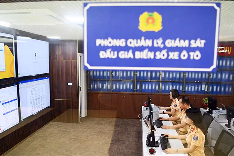 Trước dư luận lên tiếng về việc vị đại gia này có thể sẽ "bỏ cọc" cặp đôi biển số điêu đẹp của hai thành phố lớn, mới đây vị đại gia này đã viết trên Facebook: "Hiện tại tôi không bán cái gì. Tôi cũng không mưu cầu sự nổi tiếng. Tôi chỉ là kẻ lang thang đang đi tìm thầy và tìm bạn".