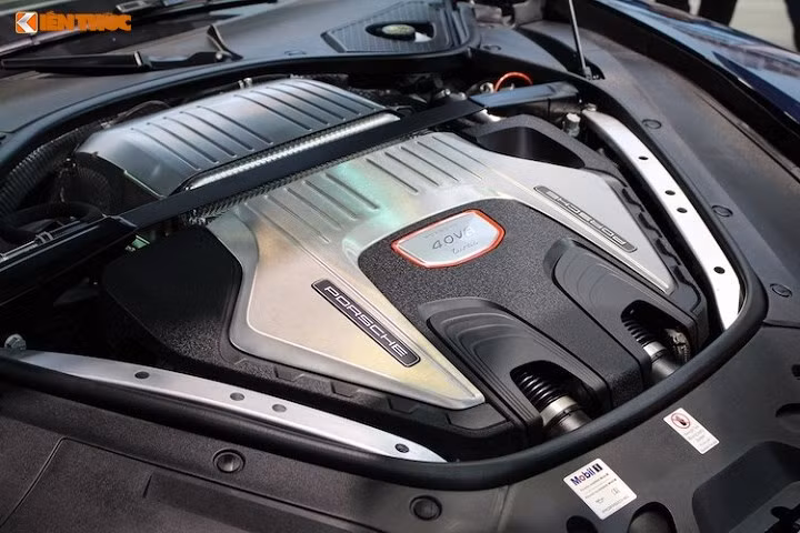 Panamera Turbo được trang bị động cơ xăng mạnh mẽ nhất V8 4,0 lít tăng áp kép cho công suất 550 mã lực tại 5.750 vòng/phút và mô-men xoắn cực đại 770 Nm trong dải vòng tua từ 1.960 đến 4.500 vòng/phút. có khả năng tăng tốc 0-100 km/h trong 3,8 giây, vận tốc tối đa 306 km/h và mức tiêu thụ nhiên liệu quanh mốc 9,3 lít/100 km.