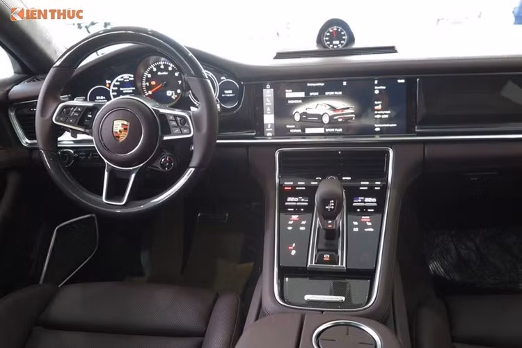 Nội thất của siêu xe thể thao Porsche Panamera Turbo 2017 ấn tượng với các chi tiết bọc da Nappa cao cấp, cửa sổ trời toàn cảnh với hai vùng điều khiển độc lập, nằm ở giữa bảng táp-lô được trang bị một đồng hồ nhỏ, tùy chọn vô lăng thể thao đa chức năng có sưởi ốp carbon cùng hệ thống thông tin giải trí mới nhất hiện nay của thương hiệu Porsche.