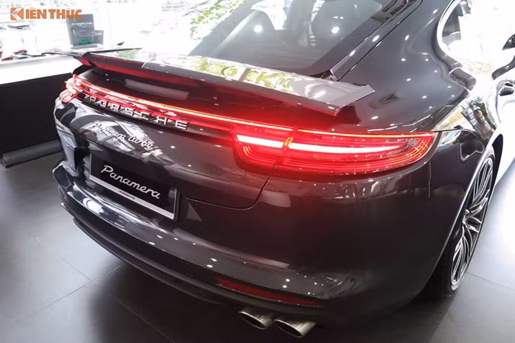 Panamera thế hệ mới sở hữu kích thước dài hơn bản cũ 35 mm, rộng và cao hơn 5 mm. Khoảng cách trục cơ sở cũng được mở rộng thêm 30 mm. Điểm ấn tượng của xe nằm ở phía sau của xe với phần đuôi xe là bộ cánh gió lớn mang tính khí động học, cánh gió này có thể đóng/mở bằng nút bấm bên trong xe. 